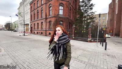 Publica RAPINA: puella pulchra fututam pro iPhone accipit et cum in pussy accipit. CleoModel